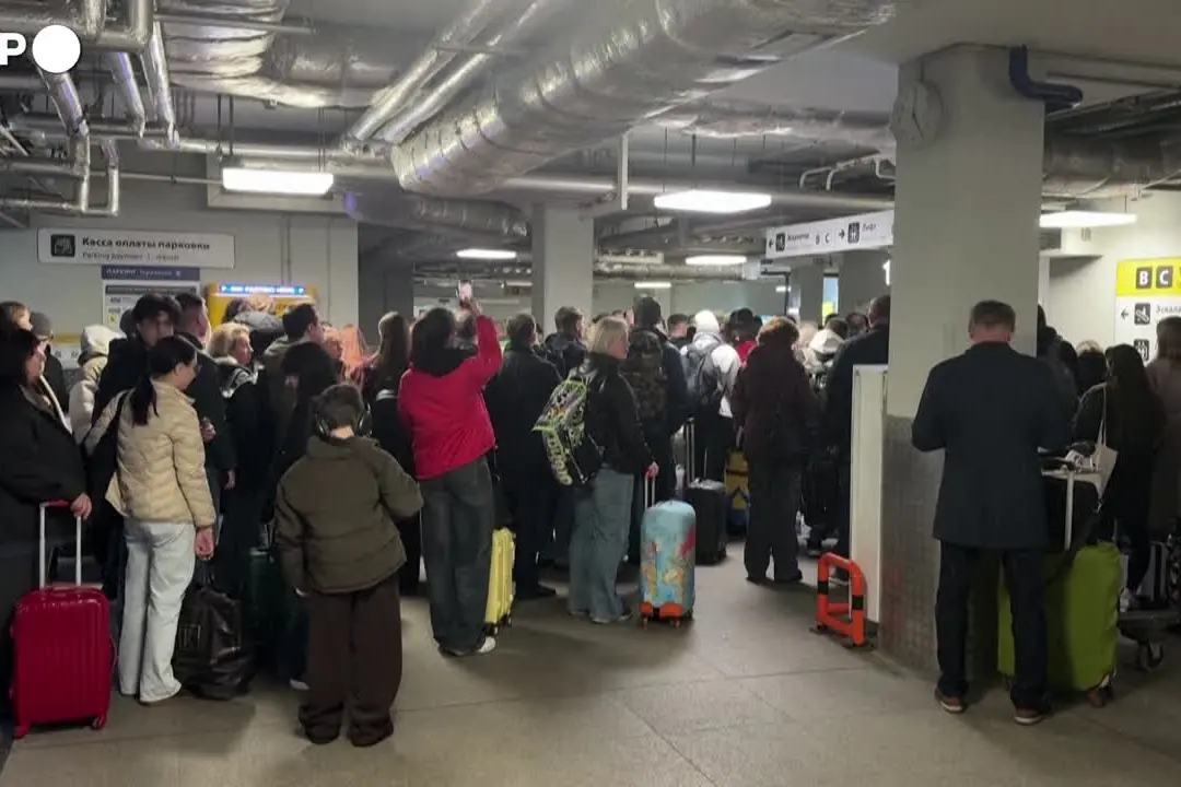Disagi negli aeroporti di Mosca: la minaccia di droni ucraini fa scattare l'allarme