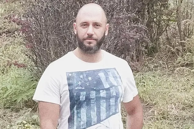 Mattia Aguzzi, 37 anni, appena dimesso dall'ospedale Cto di Torino dopo aver salvato una bambina caduta dal quinto piano di un condominio (foto Ansa)
