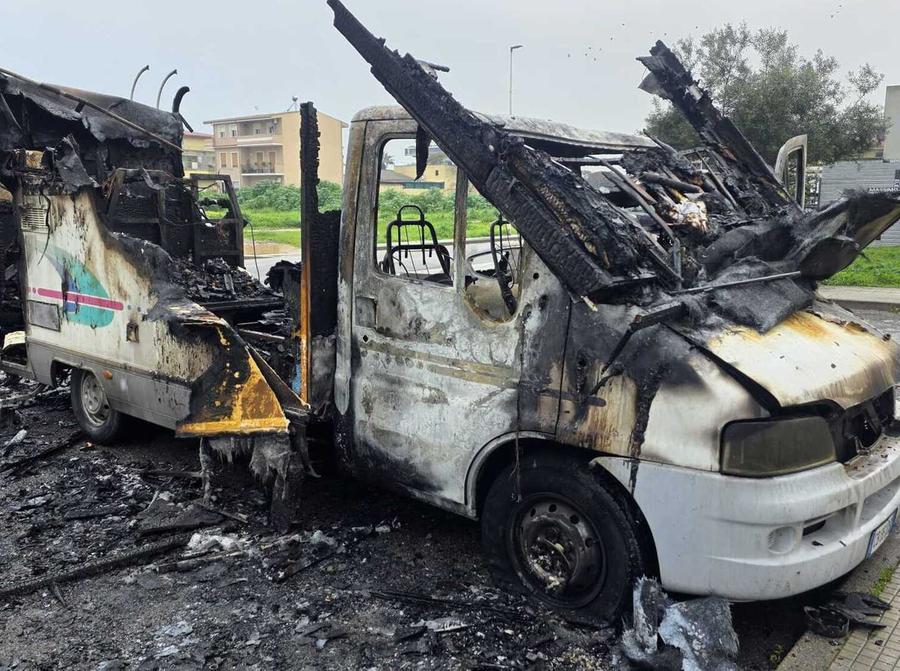 Un’auto e un camper bruciano per strada