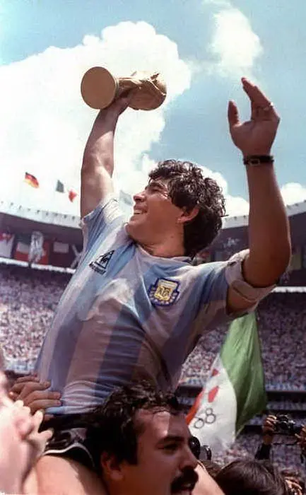 Maradona con la Coppa del Mondo 1986