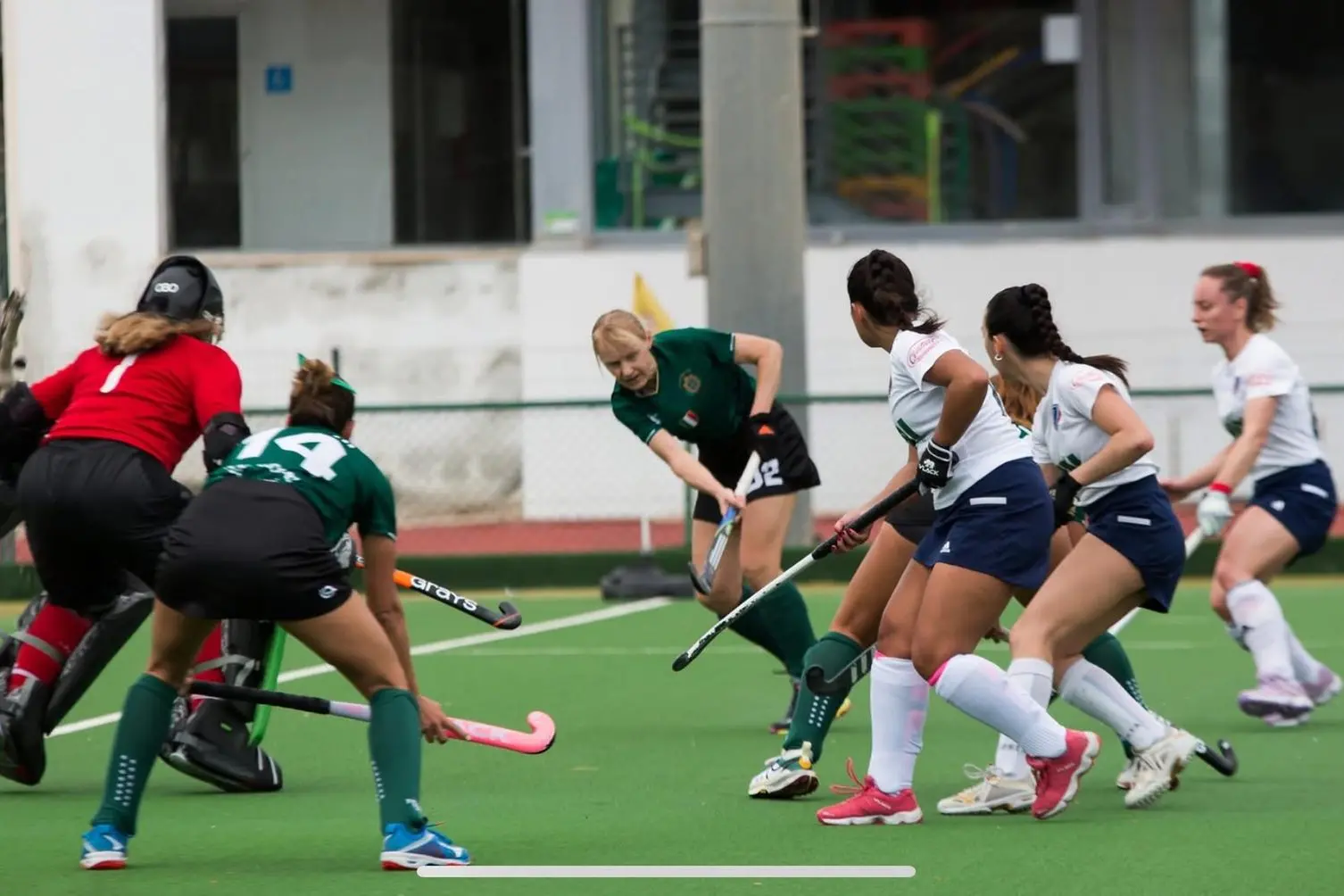 Una fase del derby del girone di andata tra Amsicora e Ferrini (Foto Carla D'Alberto)