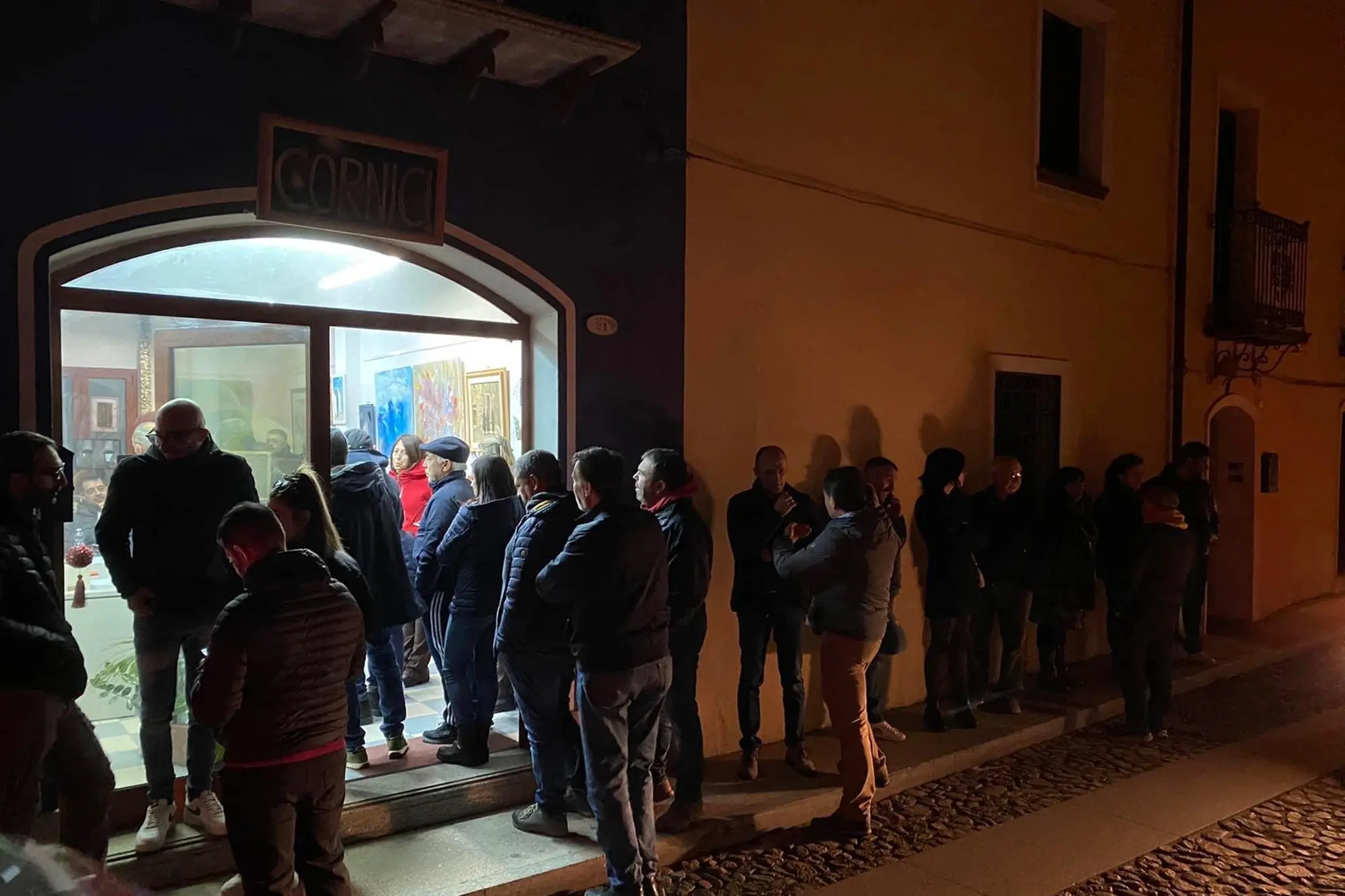 Tesserati Pd davanti a un seggio a Tortolì in occasione delle elezioni interne (foto Facebook)