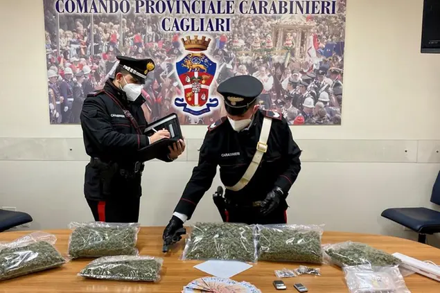 Il materiale sequestrato (foto carabinieri)