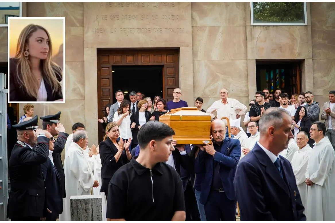 Il funerale e nel riquadro Giulia Tramontano (Ansa)