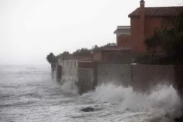 Una mareggiata sulla costa di Quartu (foto Nicola Belillo)