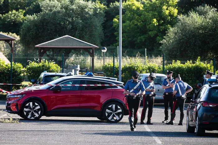 I carabinieri nei pressi dell'auto all'interno della quale è stata trovata morta la bambina (Ansa)