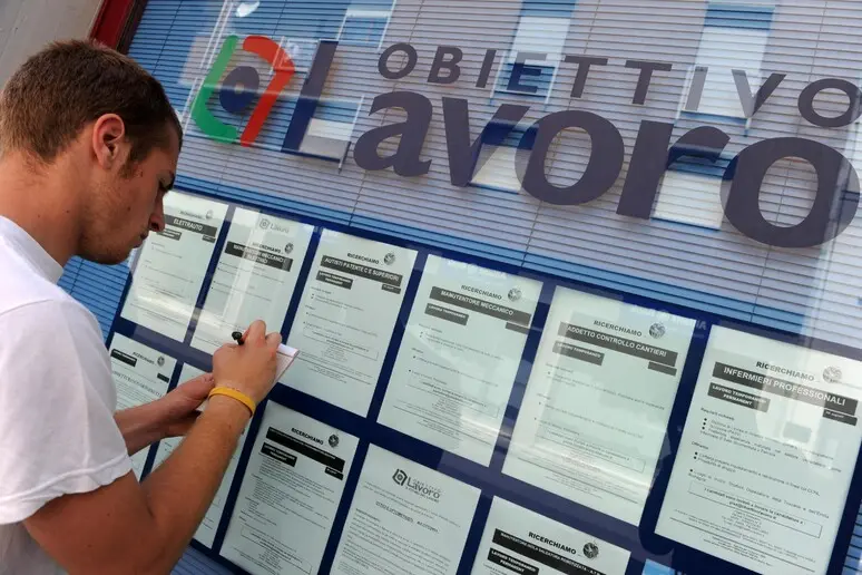Un giovane cerca lavoro in una foto simbolo