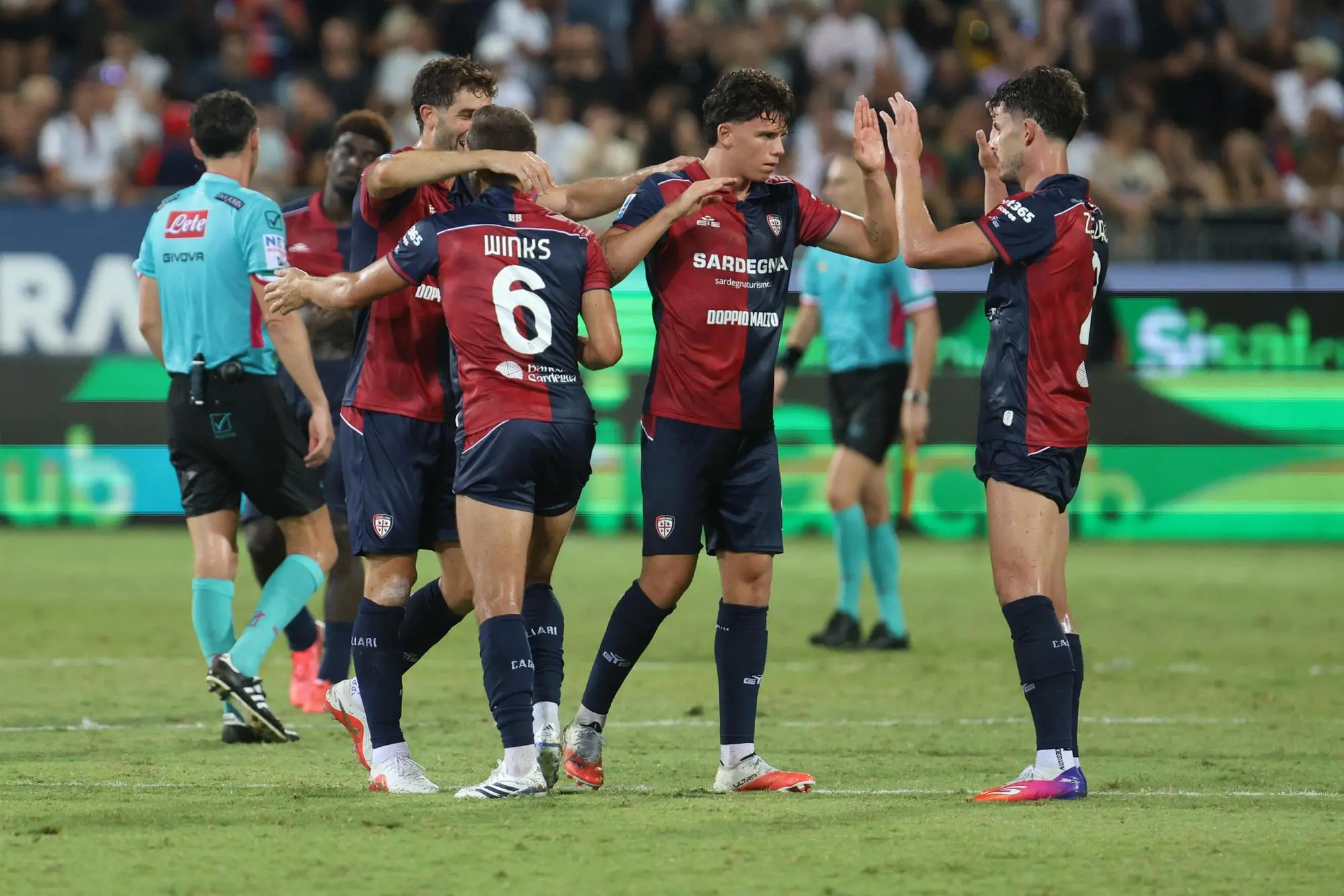 Il Cagliari esulta per la vittoria contro il Lecce in Serie A (foto Ansa)