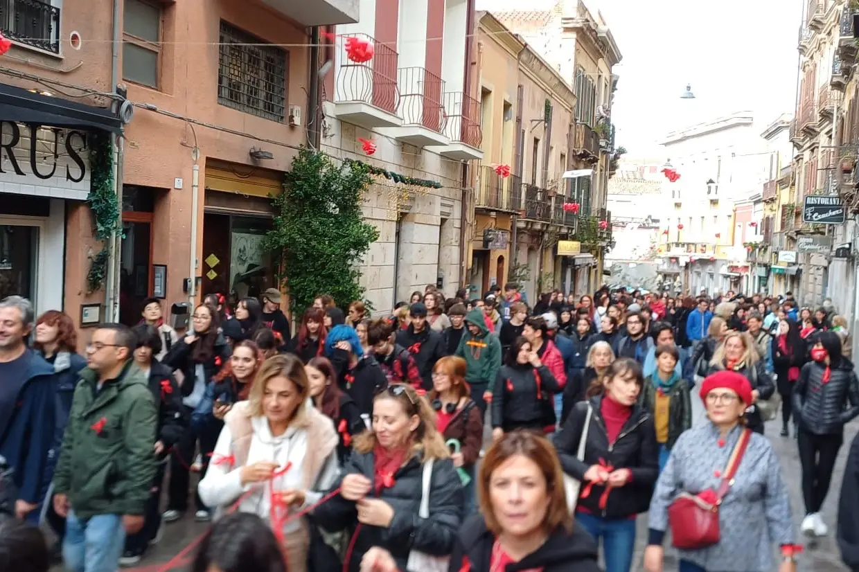 I partecipanti al corteo contro la violenza sulle donne (foto Lapenna)