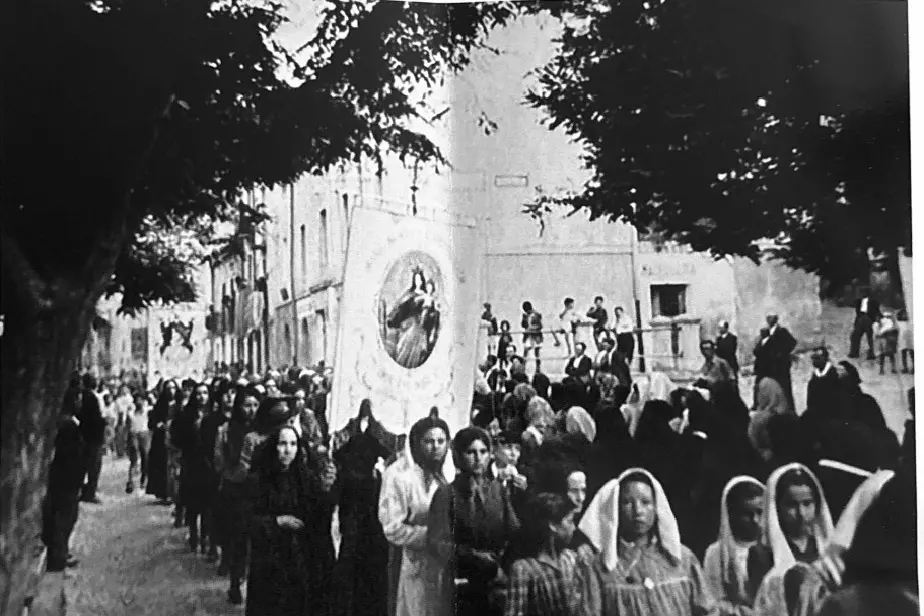 Una processione per Maria Ausiliatrice degli anni 50 (foto concessa)