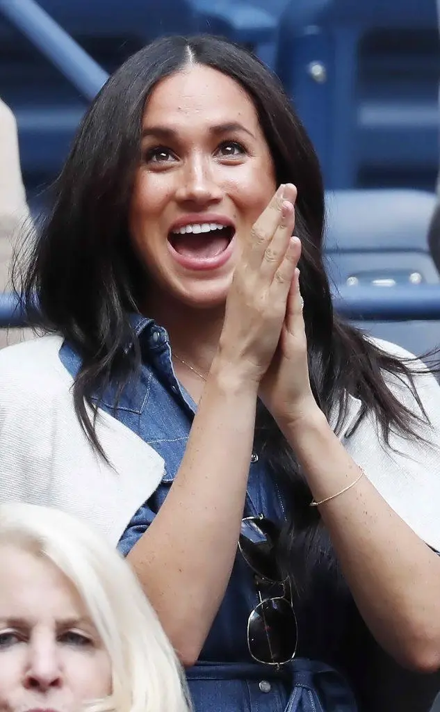Meghan con una divertita espressione