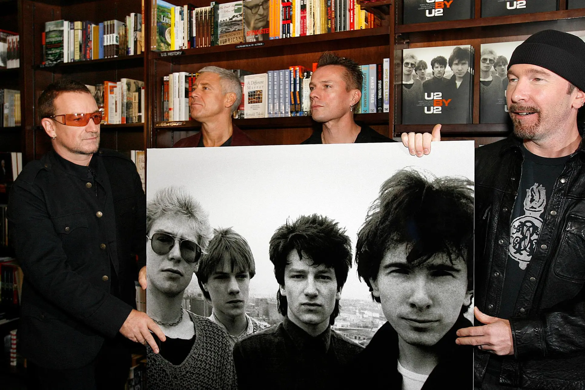Bono, Adam Clayton, Larry Mullen Jr., The Edge, gli U2, con una loro foto dei primordi