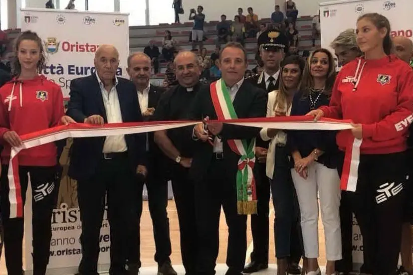 Il taglio del nastro (foto L'Unione Sarda - Pinna)