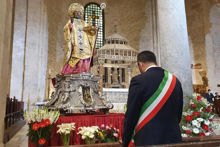 Il sindaco di Bari Antonio Decaro davanti alla statua di San Nicola di Bari (Ansa)