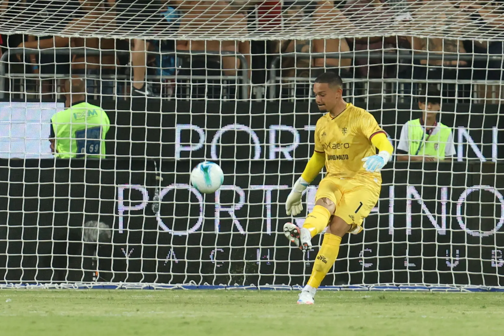 Elia Caprile a difendere la porta rossoblù