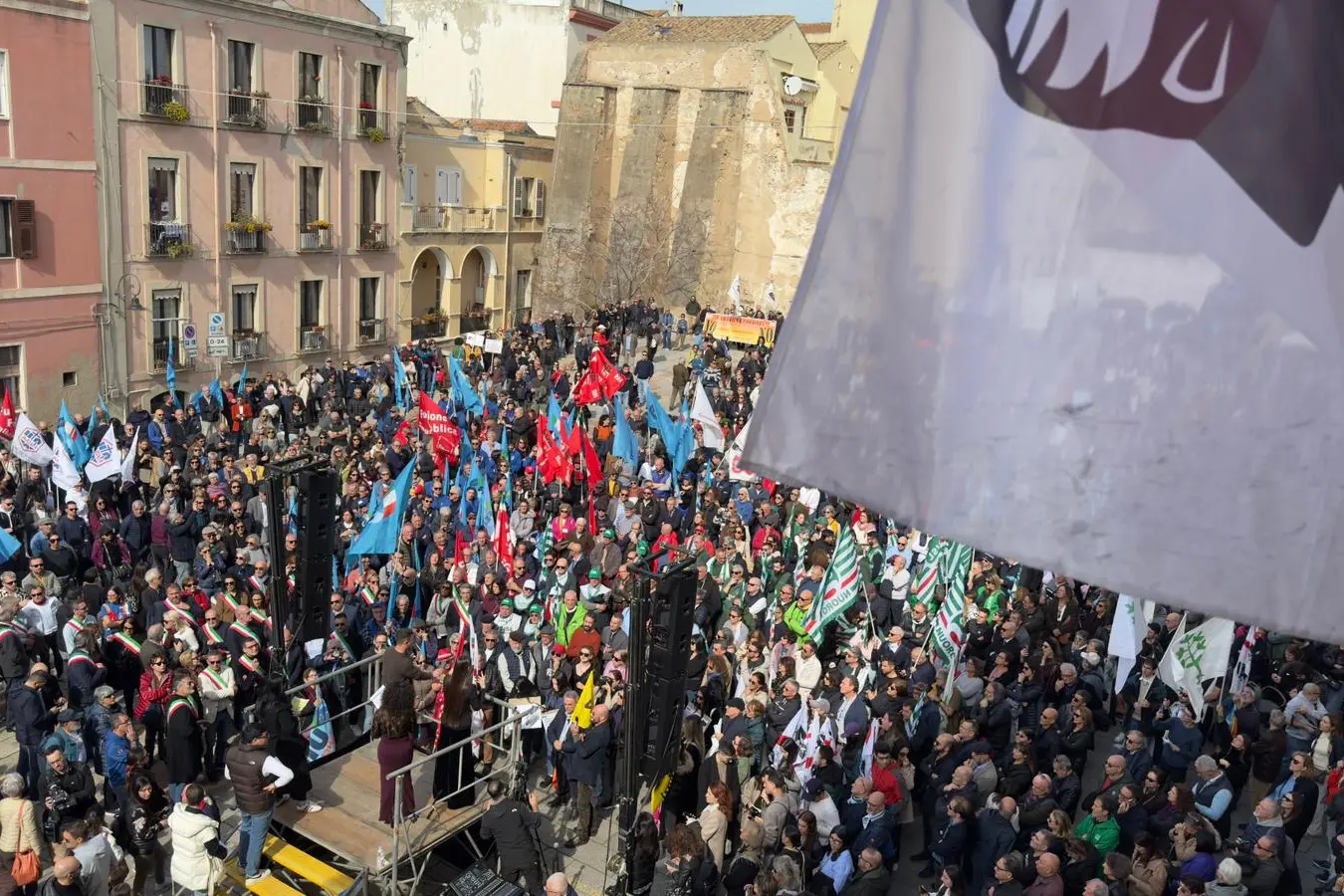 La manifestazione in piazza Palazzo
