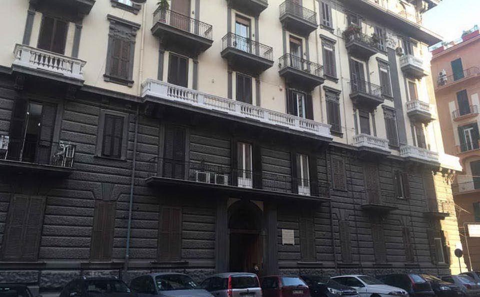 Il palazzo di Napoli in cui era nato (L'Unione Sarda - Schiesaro)
