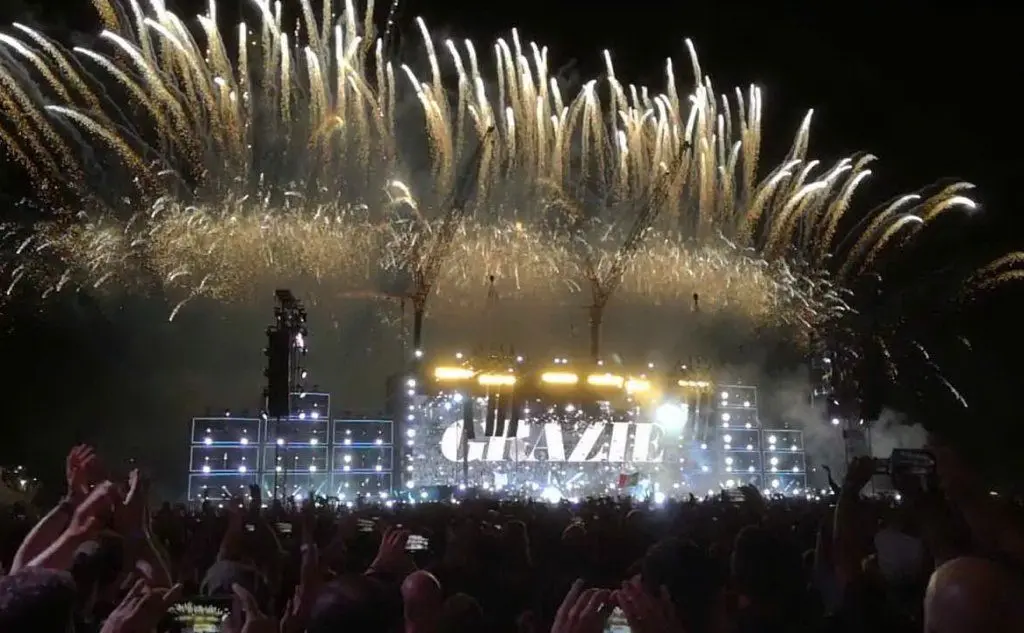 Il concerto si chiude con &quot;Albachiara&quot; e i fuochi d'artificio (archivio L'Unione Sarda)