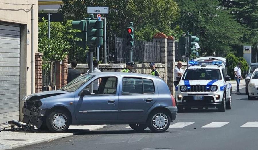 Scontro tra auto all’incrocio, grave un pensionato