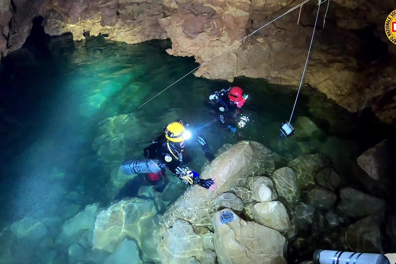 Siniscola, l'esercitazione del Cnsas nella grotta Sa Conca Manna de Locoli