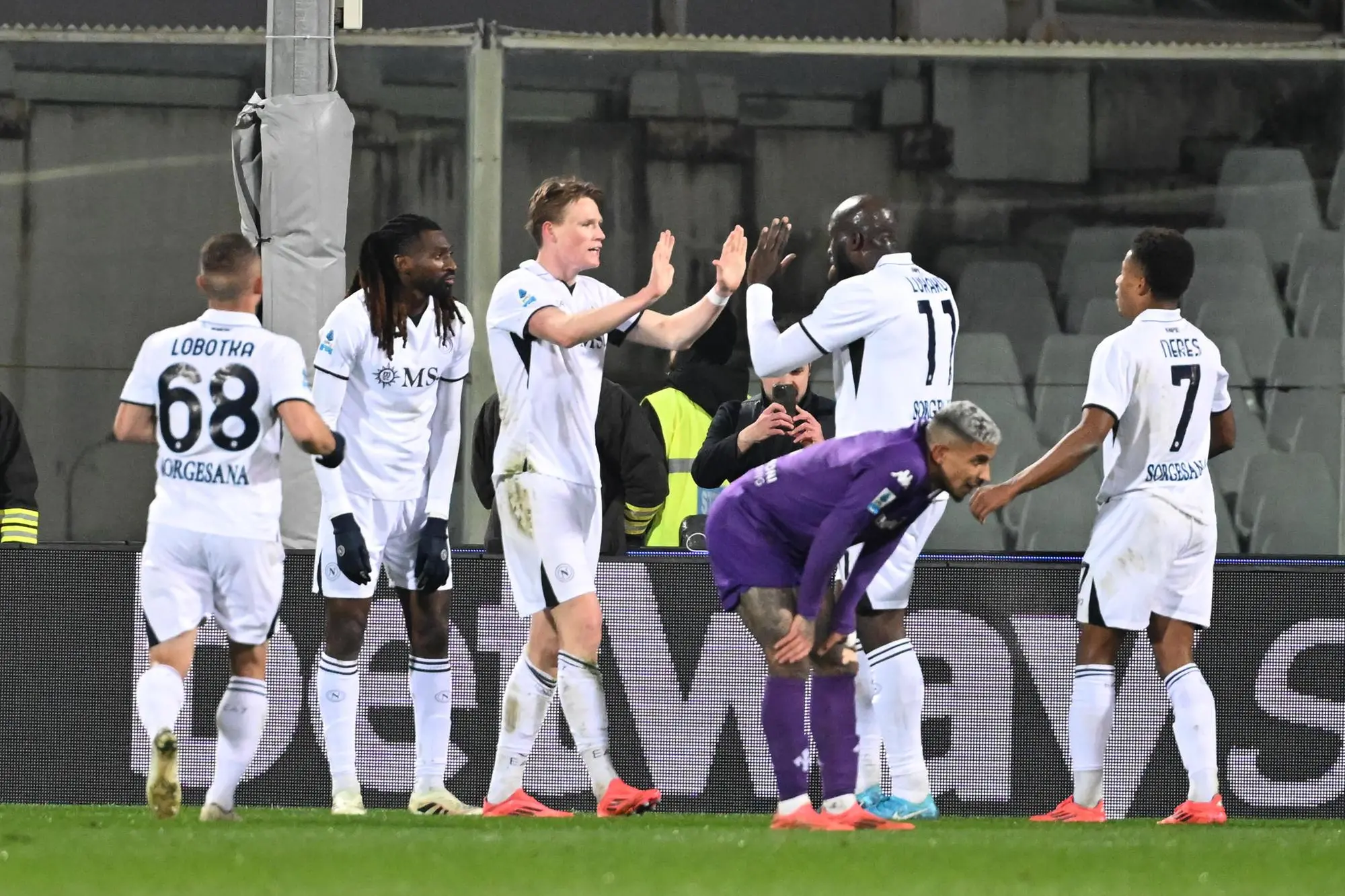 Scott McTominay e Romelu Lukaku esultano in Fiorentina-Napoli di Serie A (foto Ansa)