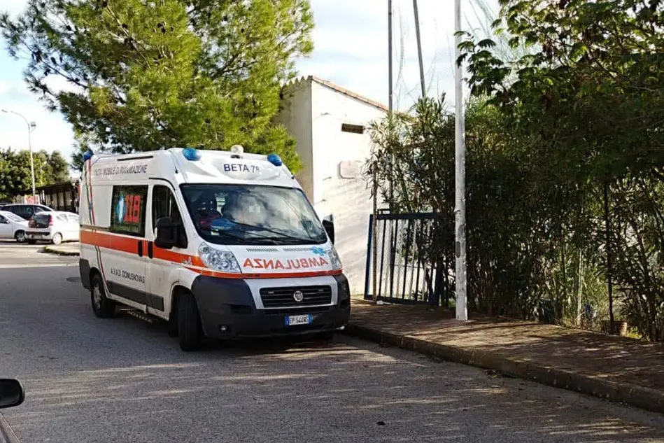 L'ambulanza dell'Avad di Domusnovas che ha prestato i primi soccorsi (foto Simone Farris)