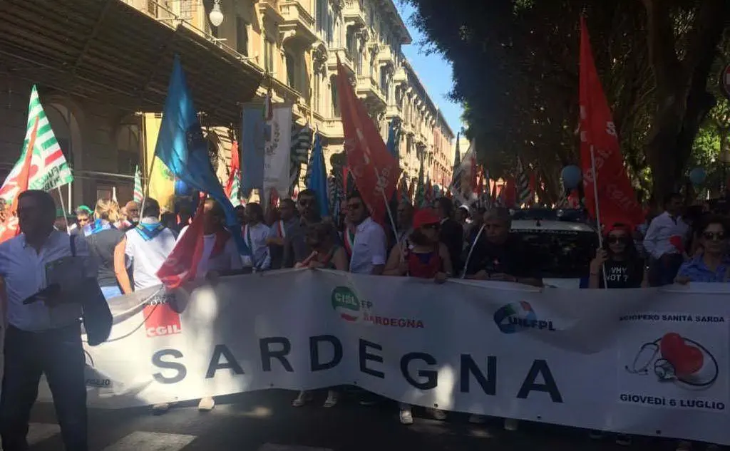 La protesta in piazza del Carmine