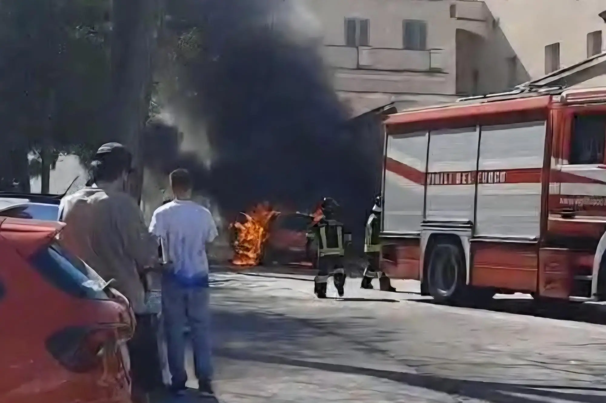 Auto in fiamme in viale Umberto a Sassari