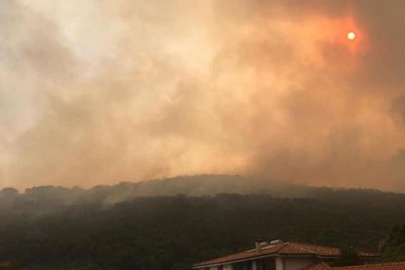 Santu Lussurgiu assediata dal fuoco: case evacuate. Il sindaco: “Un disastro”
