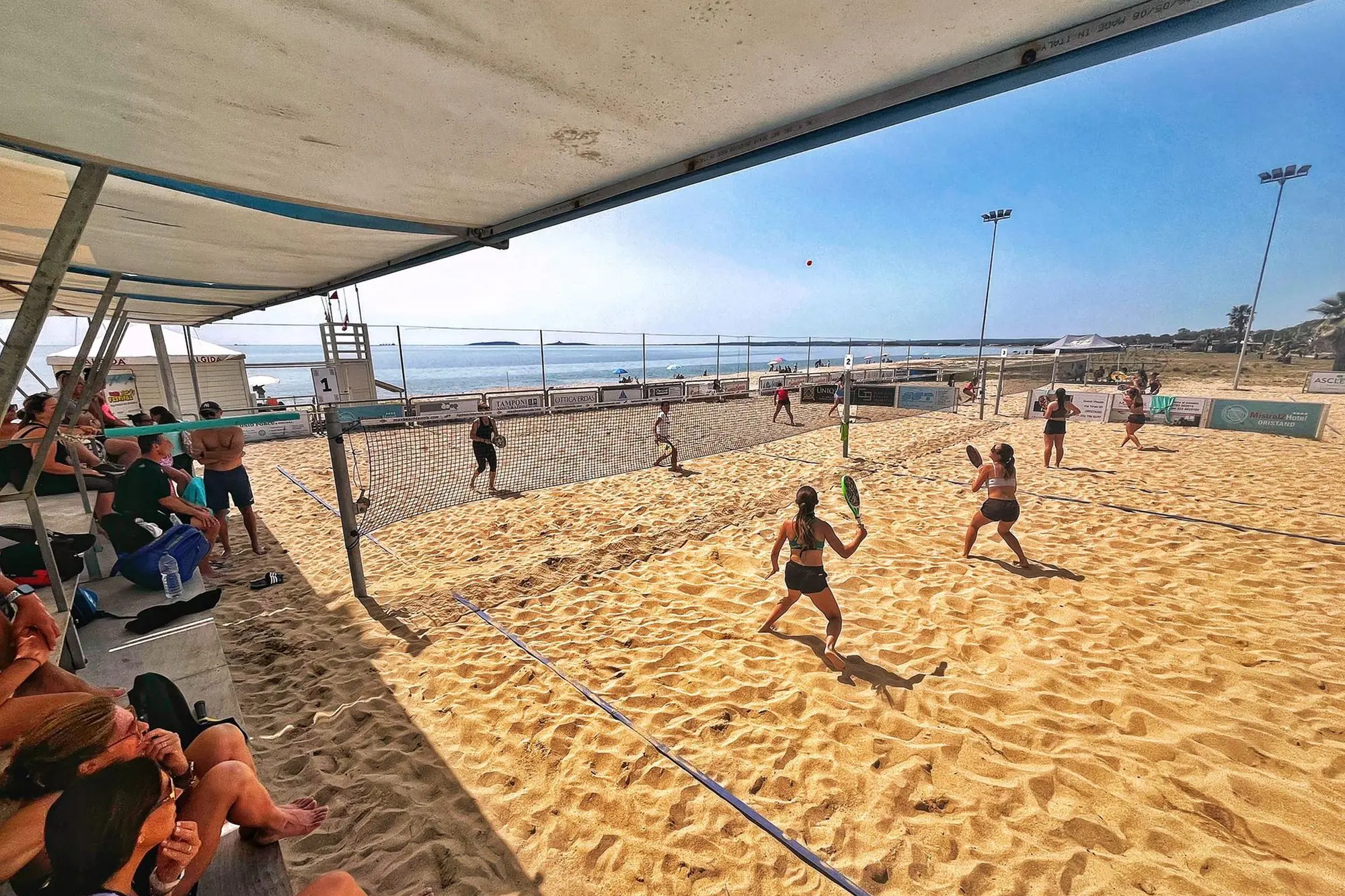 Beach tennis a Torregrande (Foto concessa)