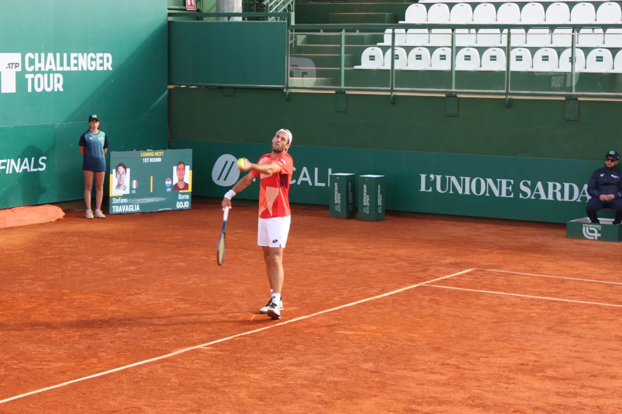 Stefano Travaglia al servizio (foto Antonio Burruni)