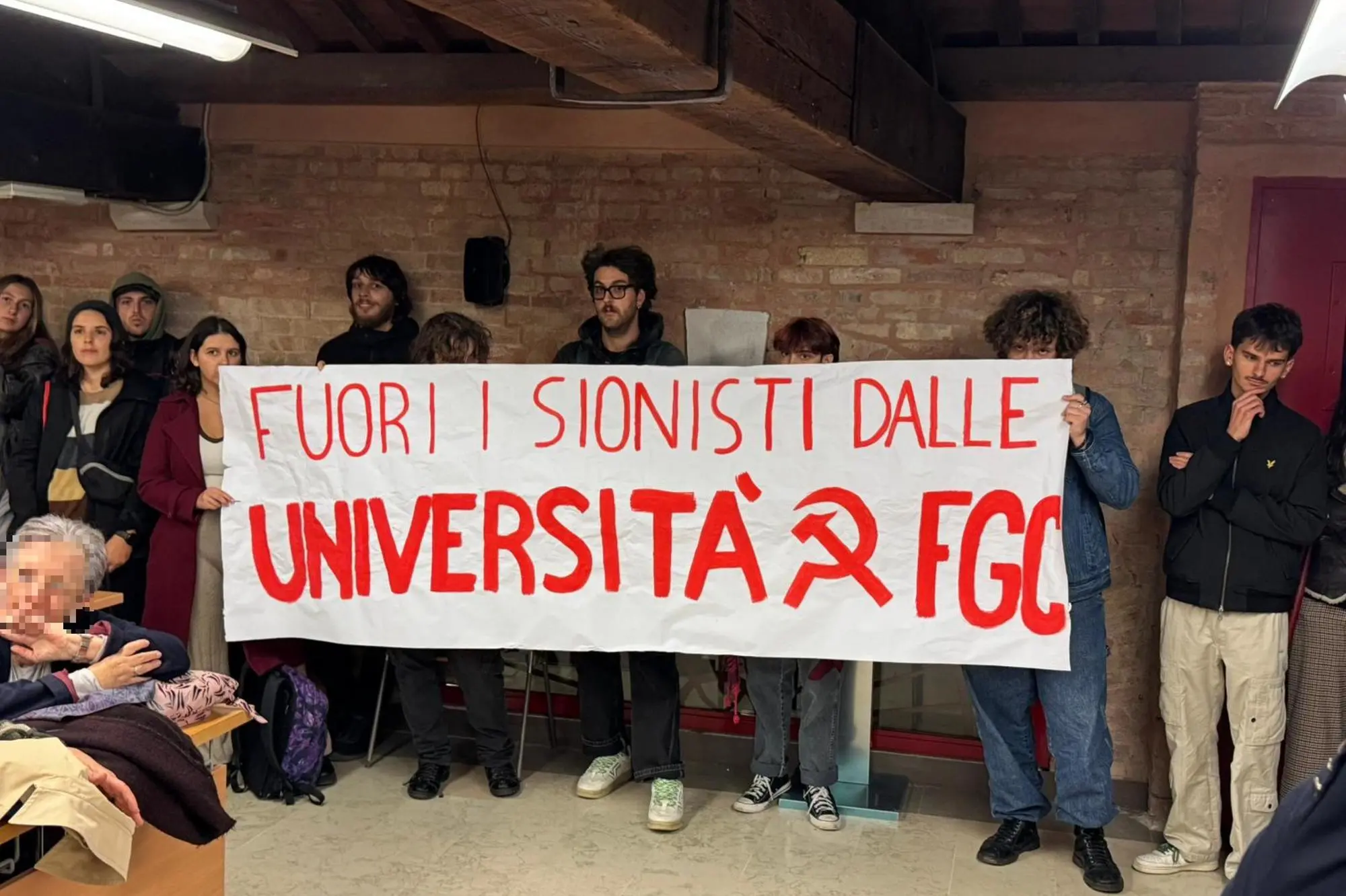 Un gruppo di attivisti pro Pal ha impedito lo svolgimento di un incontro-dibattito sulle prospettive di pace in Medioriente nell'Università di ca' Foscari a Venezia, interrompendo un incontro a cui stava prendendo parte il parlamentare Emanuele Fiano (Pd), con slogan e cartelli contro il sionismo, 27 ottobre 2025. ANSA/ PER GENTILE CONCESSIONE EMANUELE FIANO USARE SOLO PER ILLUSTRARE OGGI LA NOTIZIA INDICATA NEL TITOLO - NON ARCHIVIARE - NON VENDERE - NON USARE PER FINI NON GIORNALISTICI - NPK+++