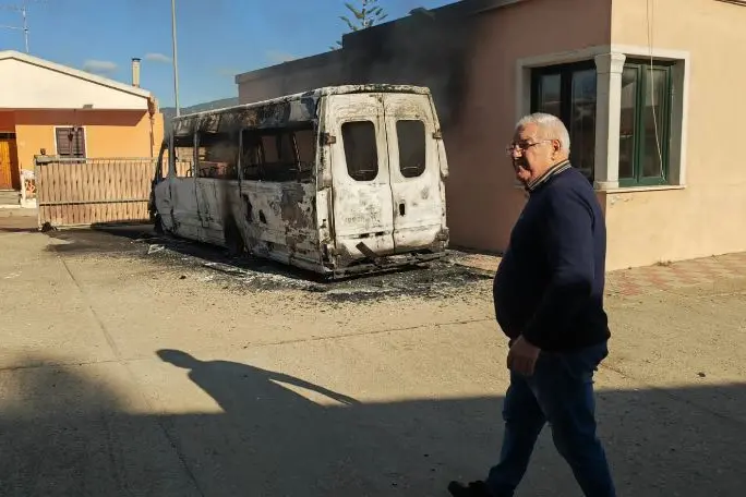 Il sindaco davanti al mezzo incendiato (foto concessa)