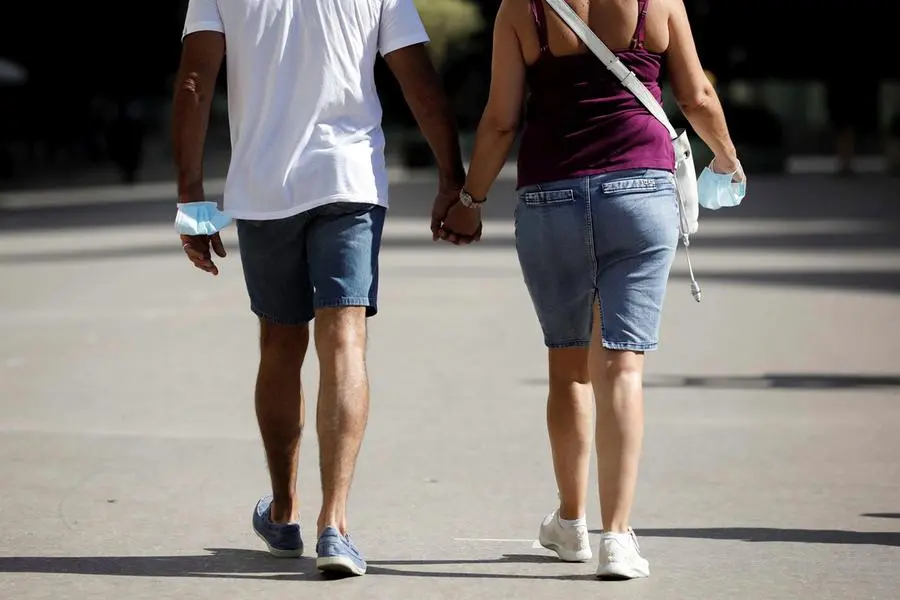 Una coppia di turisti, le mascherine sono in mano (tutte le foto sono Ansa)