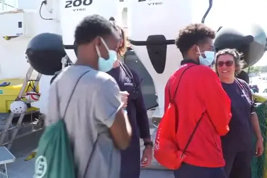 L'arrivo a Bari della nave Emergency: sbarcati 48 naufraghi e 7 cadaveri