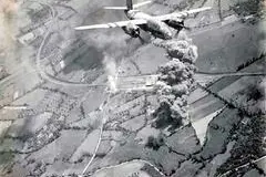 Un bombardiere statunitense sorvola Cagliari (foto archivio L'Unione Sarda)
