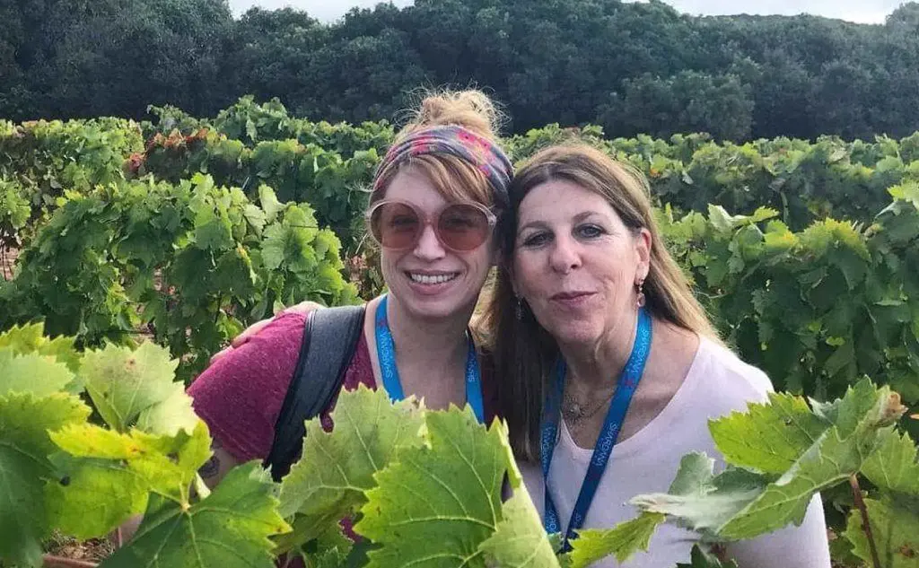 Karin Meriot (a destra) e Carrie Dykes tra le vigne a Porto Pino (foto Meriot)