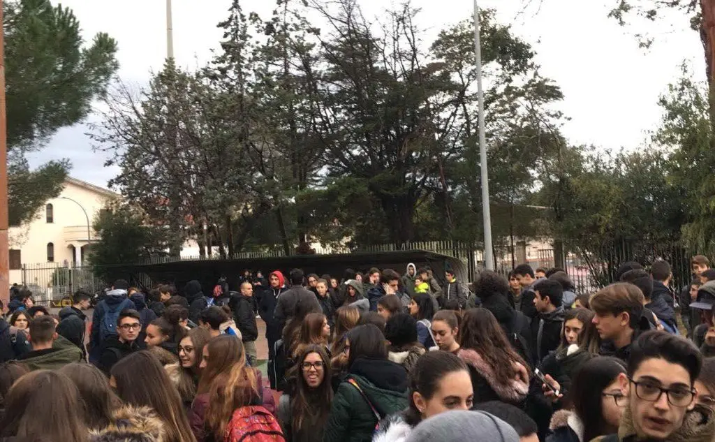 Gli studenti protestano fuori dal liceo
