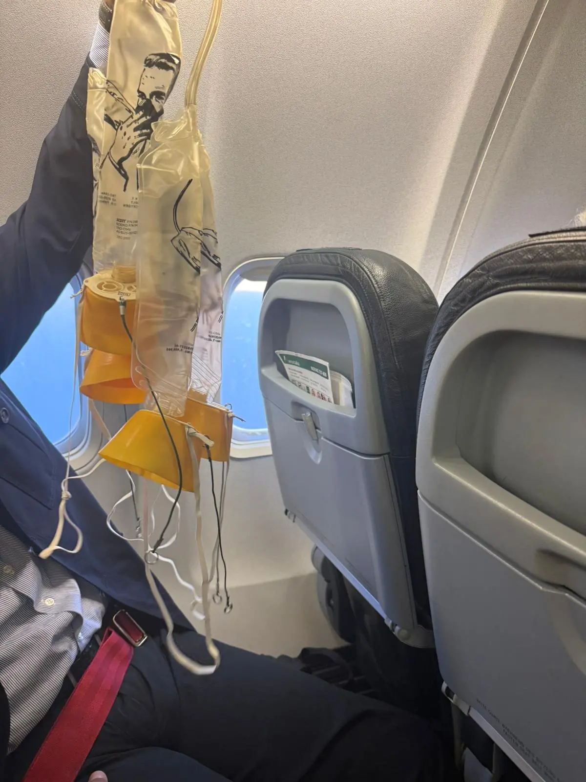 Le maschere d'ossigeno rilasciate durante il volo Aeroitalia Cagliari-Milano Linate