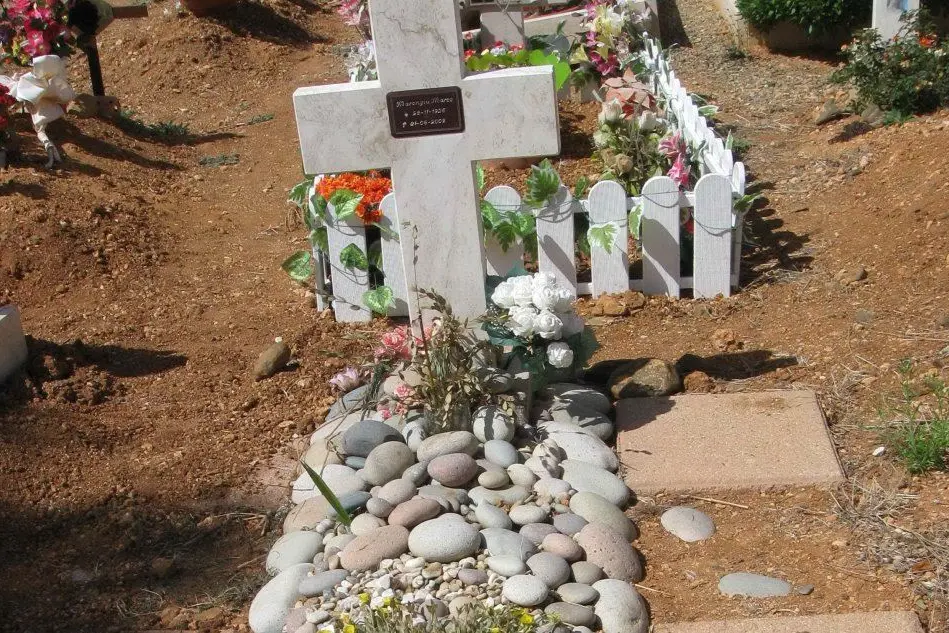 Una tomba in un cimitero