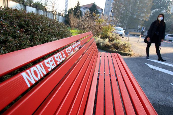 Una panchina rossa, simbolo della lotta contro la violenza sulle donne (Ansa)