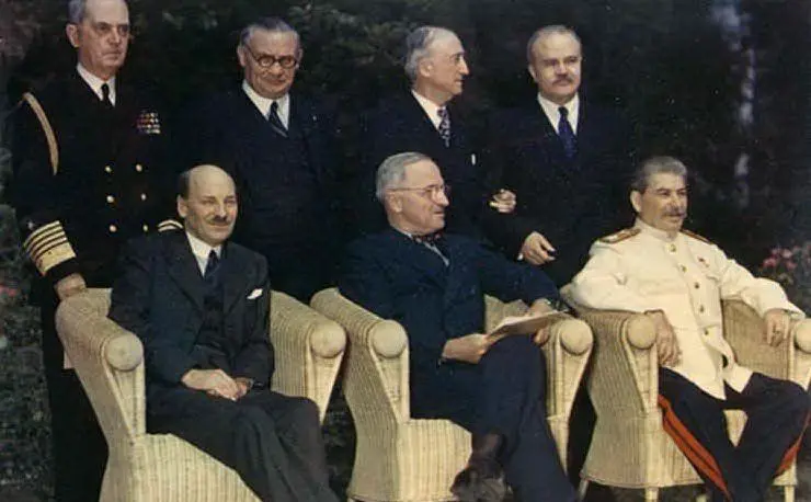 Ma gli accordi definitivi sulla spartizione dell'Europa furono raggiunti alla conferenza di Potsdam, in Germania, dove al posto di Roosvelt e Churchill c'erano Harry Truman e Clement Attlee