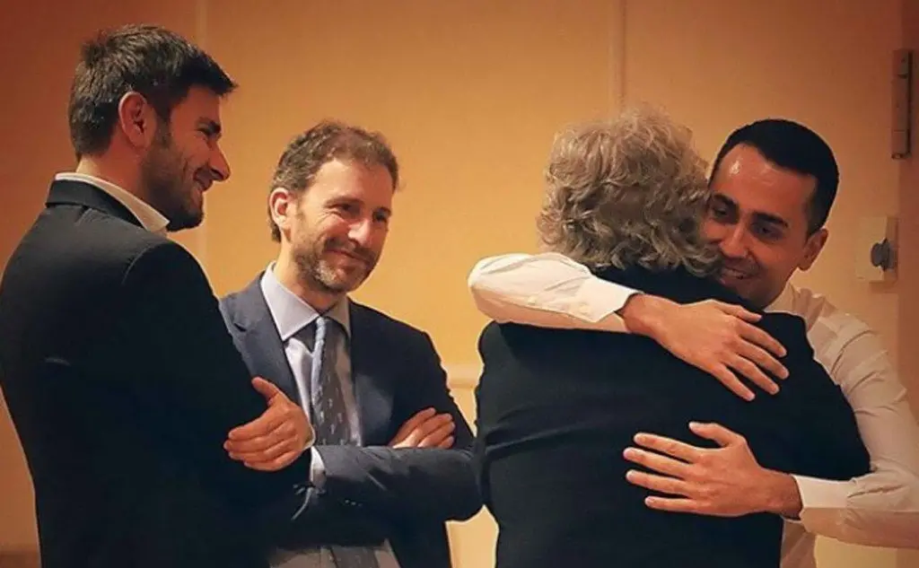 Di Maio abbraccia Grillo, accanto a loro Di Battista e Davide Casaleggio (Ansa)