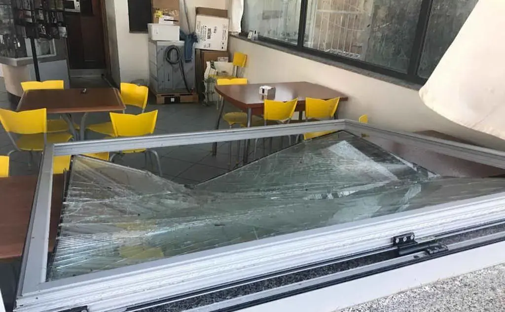 Quello che rimane di una stazione di servizio (Foto Raffaele Serreli)