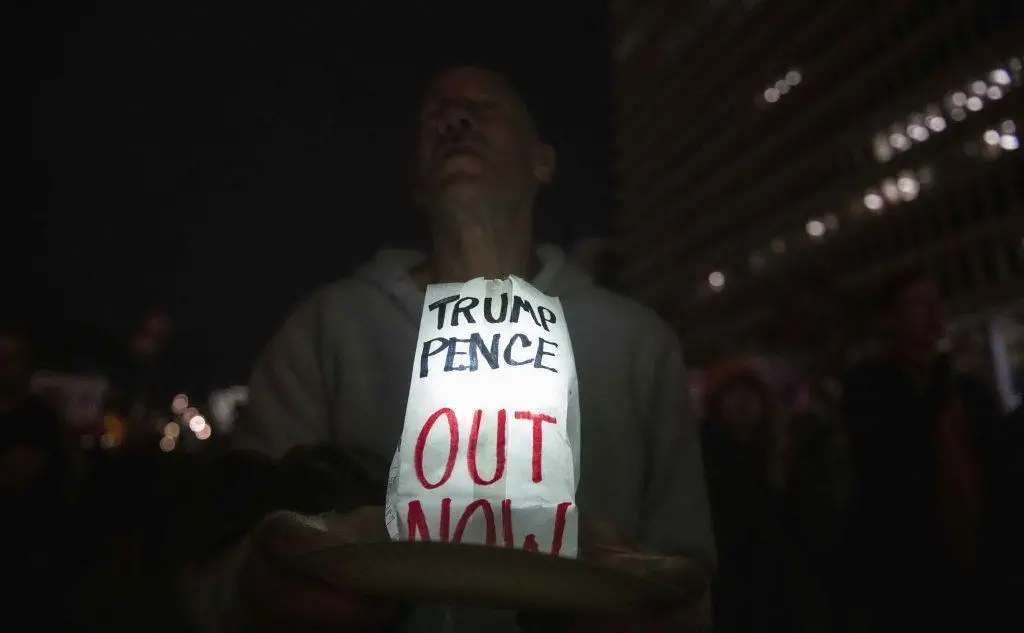 Intanto manifestazioni contro Donald Trump  si sono svolte in decine di città