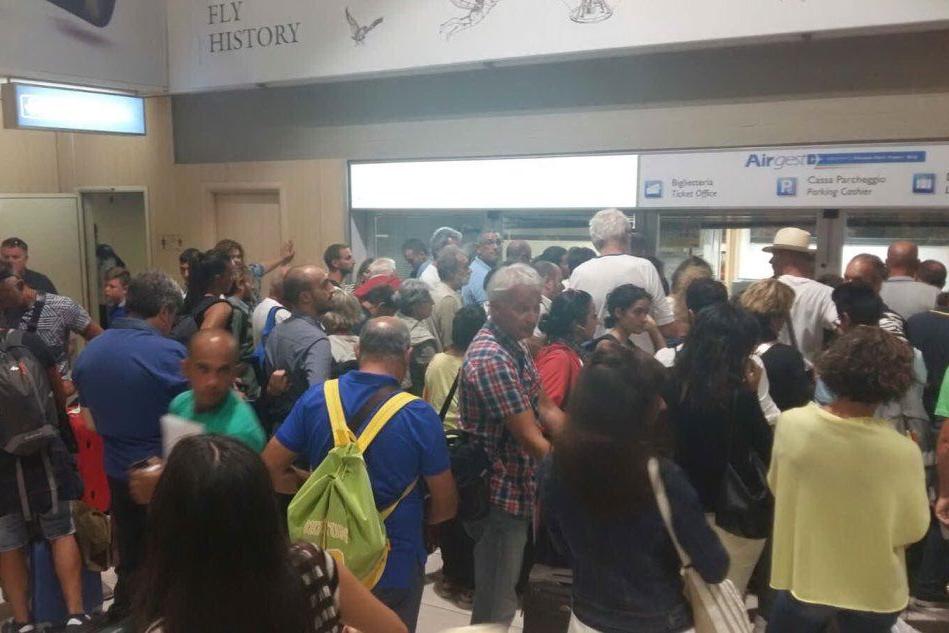 Trapani-Cagliari cancellato, 180 passeggeri bloccano l'aeroporto
