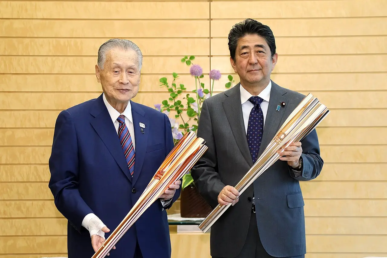 Il premier Shinzo Abe e il presidente del Comitato organizzatore Yoshiro Mori
