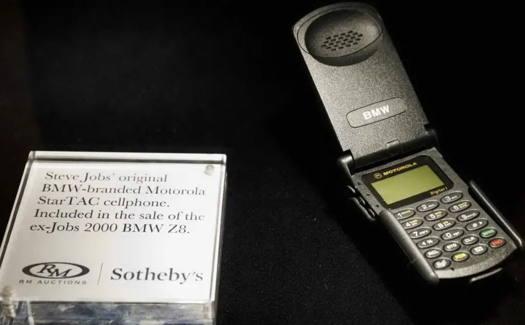 Negli anni Novanta la vera rivoluzione, con i telefonini che diventano oggetto imprescindibile. Tra i modelli più noti, il Motorola StarTac, che conquistò anche il fondatore di Apple Steve Jobs