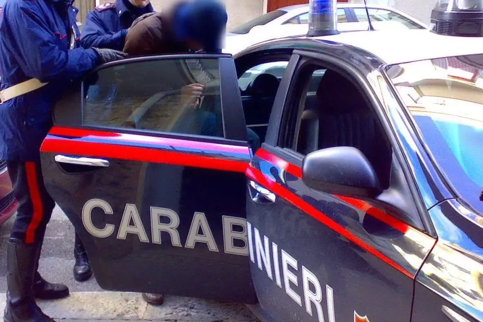 I carabinieri procedono a un arresto