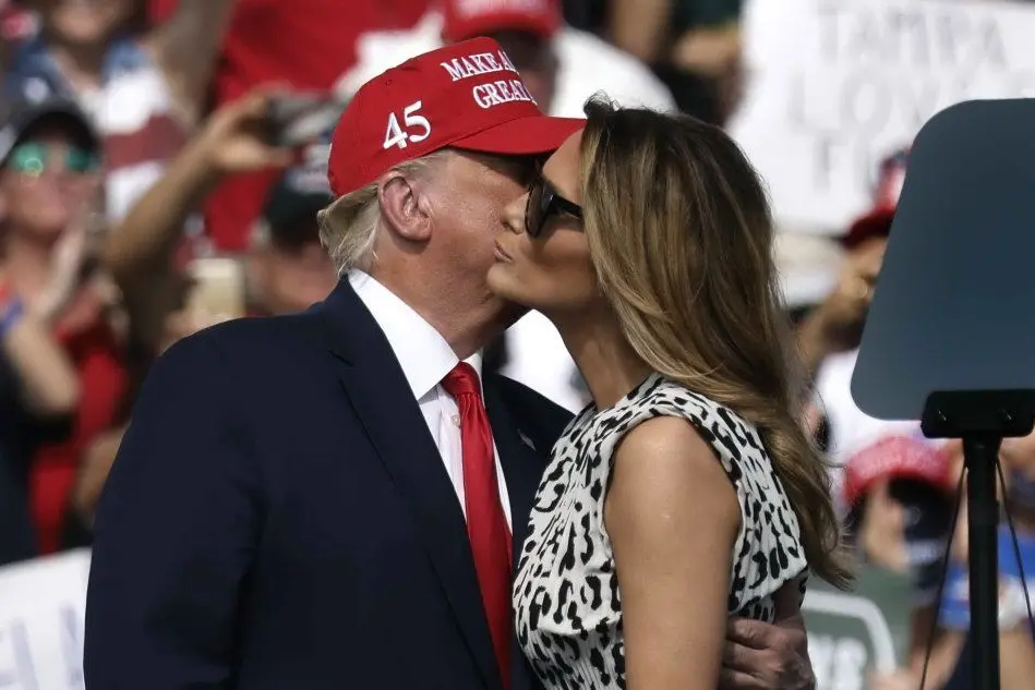 Trump con la moglie (Ansa)